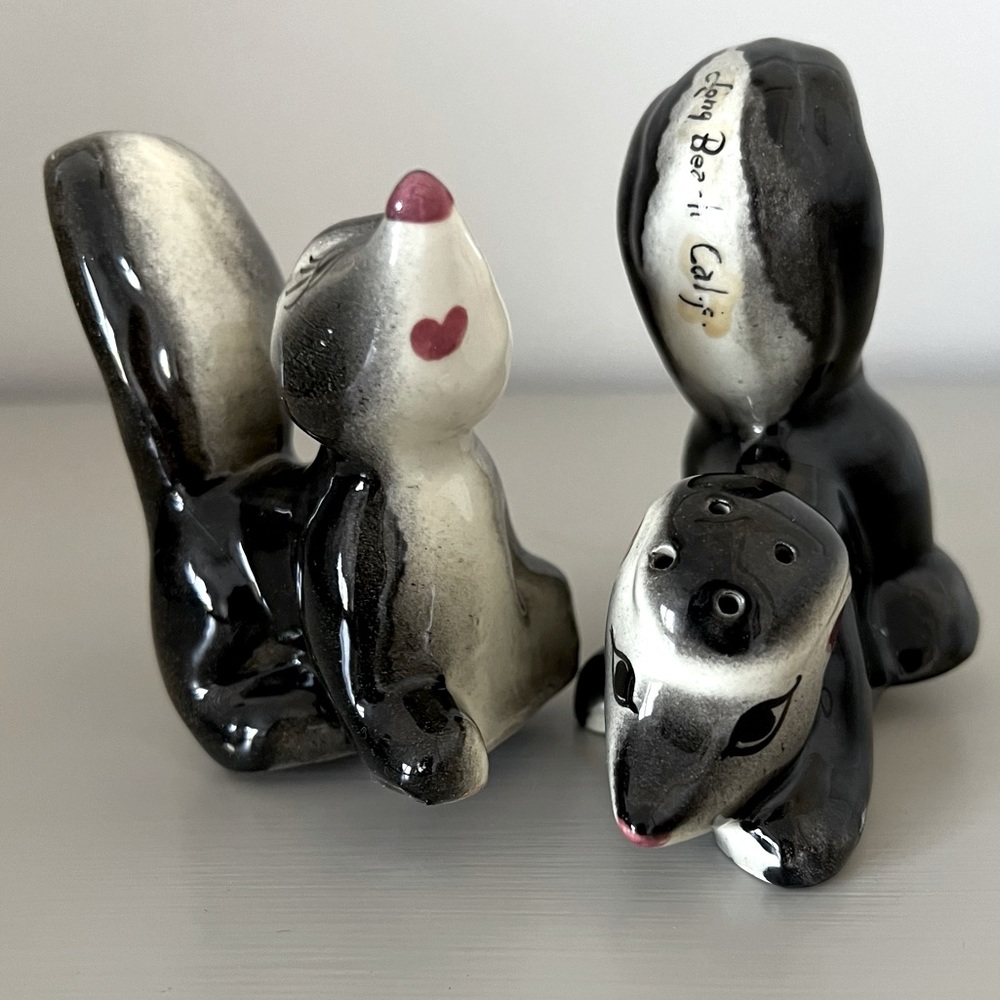 Vintage pair of salt and pepper shaker skunks from Long Beach California